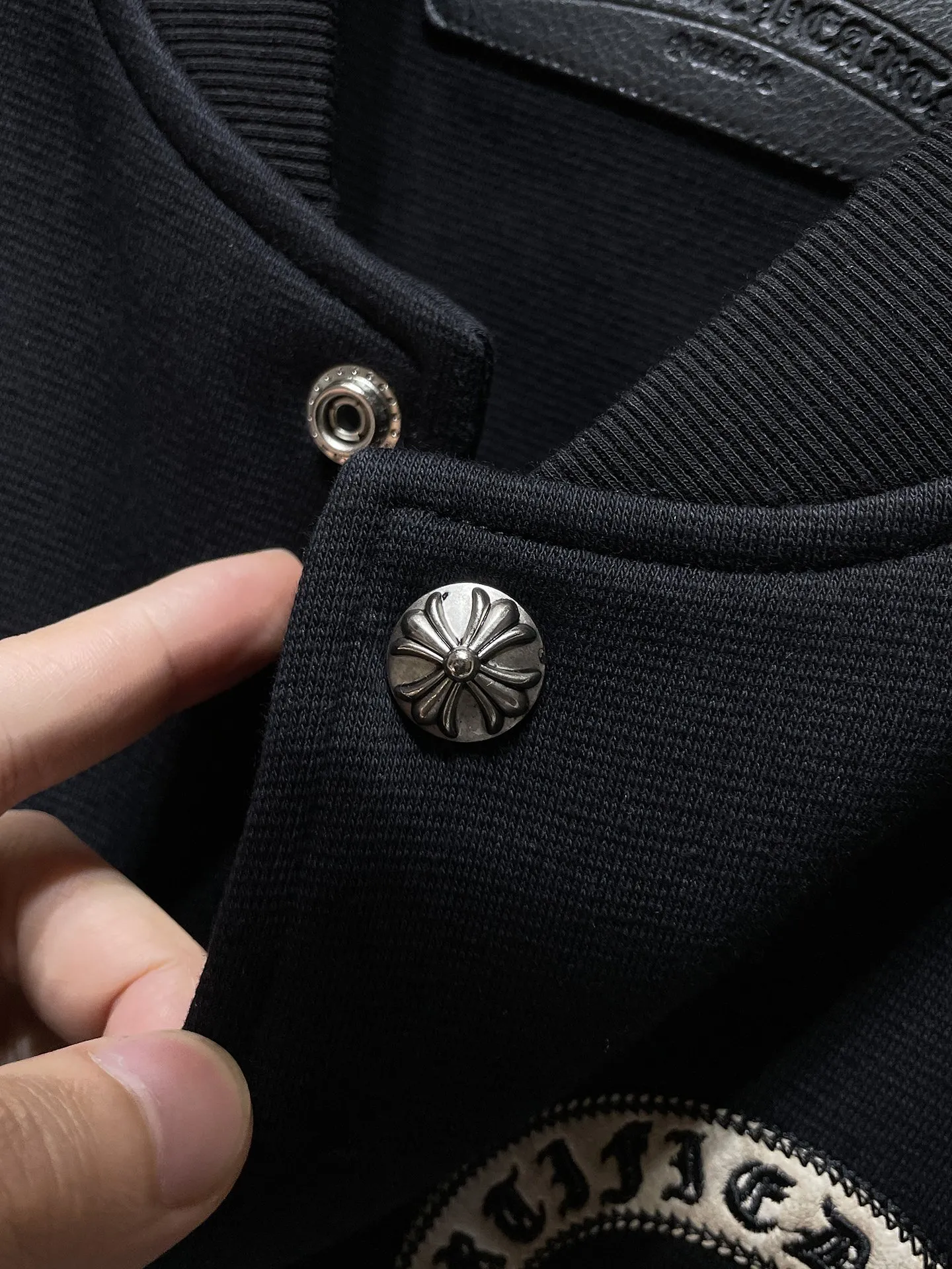 P436 Chrome Hearts 🍁Winter clothing is here🍁New Year's clothing Sanskrit cross woolen leather sleeves spliced ​​baseball embroidered cotton clothing Heavy embroidery➕Double sleeve splicing special technology Counter synchronization, heavy industry! ! Customized version of thickened woolen fabric, silk lining, customized version of hardware, not the ordinary version on the market! ! 🌈Recommended color: black coffee stitching 🌈Code number: S, M, L, XL